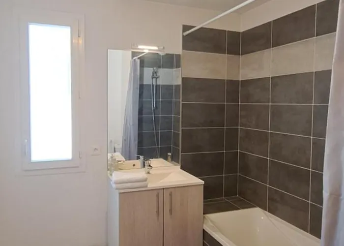 T2 Charmant, Spacieux Parking Prive Tram Et Metro Apartamento *