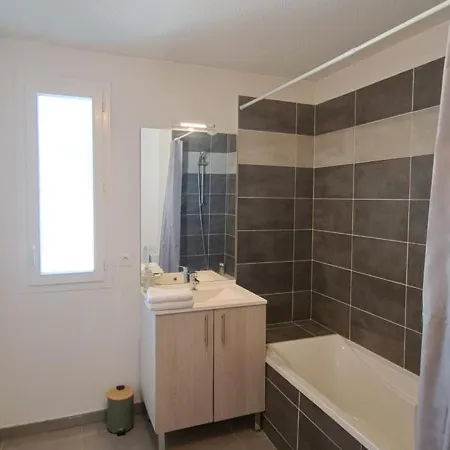 T2 Charmant, Spacieux Parking Prive Tram Et Metro Apartamento *